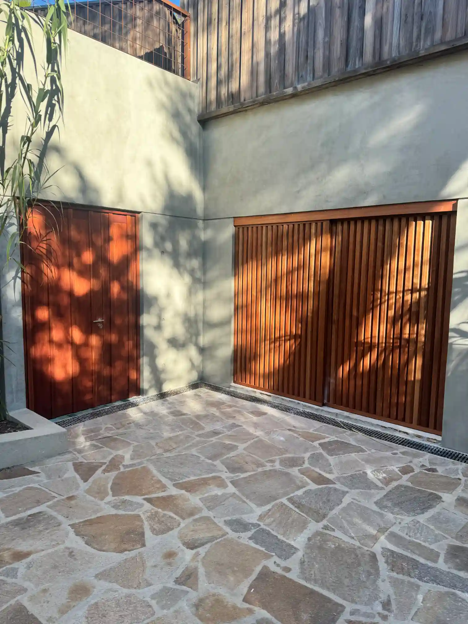 Photo d'installation de plusieurs portes en bois La Vie En Bois